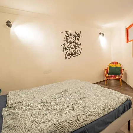 Hot Tube In The Heart Of Budapest, Kazinczy Street Apartment *